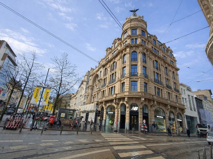 Dit karaktervolle hoekpand in eclectische stijl is uitstekend gelegen aan de Meir, op de hoek met de Huidevetterstraat. De kantoorruimte situeert zich