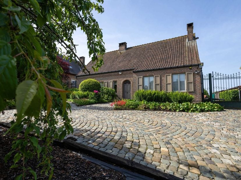 Op zoek naar een villa waar wonen, werken en genieten perfect samengaan? Deze charmante landelijke villa biedt een unieke combinatie van comfort, kara