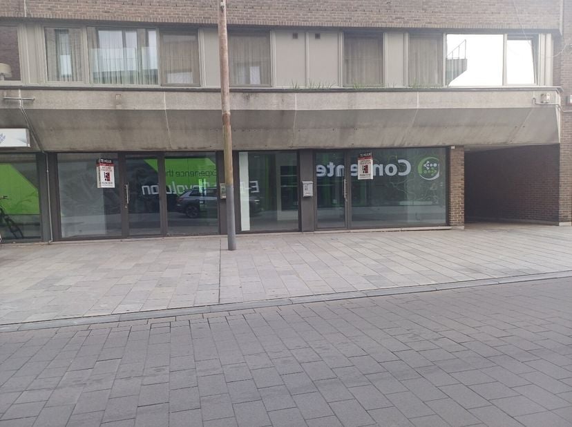 Instapklare handelsruimte (2 delig - 2 panden samen)  van +/- 110  m2 midden in het centrum van Neer(Pelt). Toilet (2 x) Wasbakje. Bergingruimte. Keuk