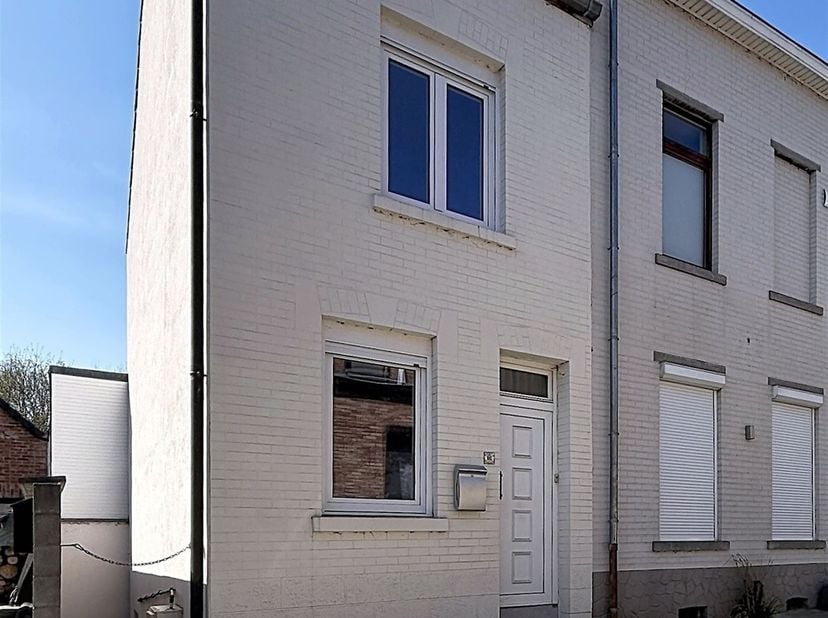 Century 21 Immo Dewaele est ravi de vous présenter cette charmante maison 3 façades et son beau jardin. <br />
<br />
Dans un quartier prisé, proche d