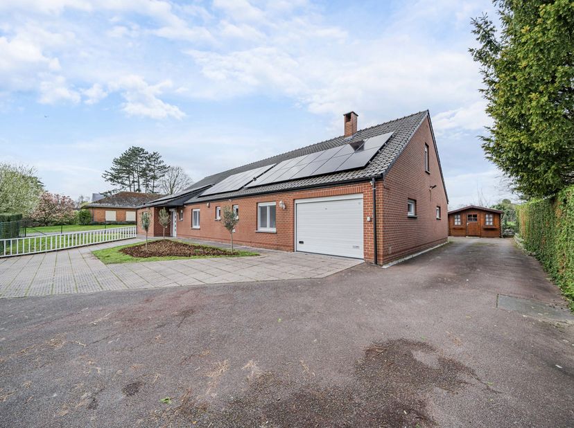 EasyHome heeft het genoegen u deze prachtige villa met 6 slaapkamers voor te stellen, die u zal verrassen door haar vele mogelijkheden!<br />
Gelegen