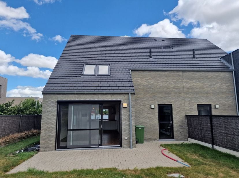 Belle et spacieuse maison située dans un quartier calme près du centre de Veurne.<br />
Cette maison mitoyenne offre un salon très spacieux et ensolei