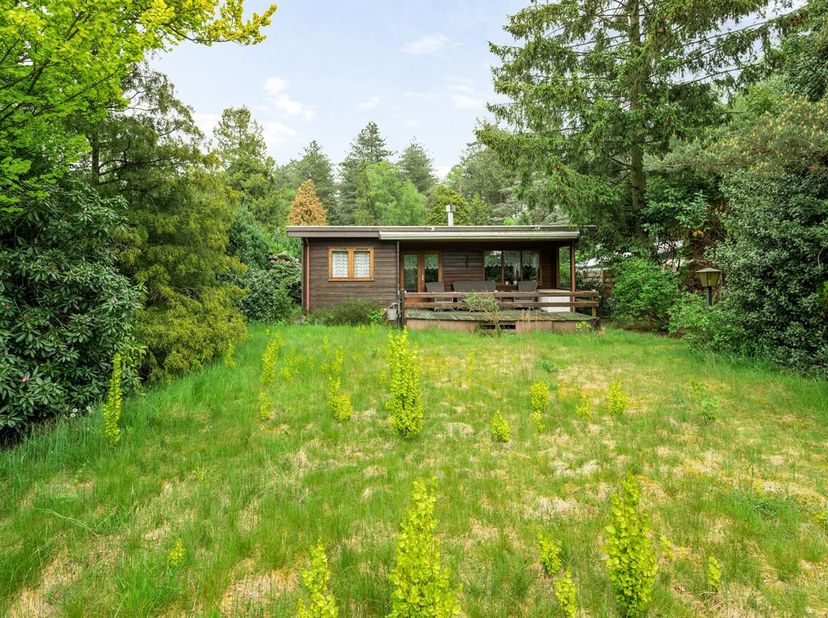 Gezellige chalet met 3 slaapkamers<br />
!Alle inboedel blijft!<br />
Ligging<br />
Deze charmante chalet/vakantiewoning is rustig gelegen in het recr