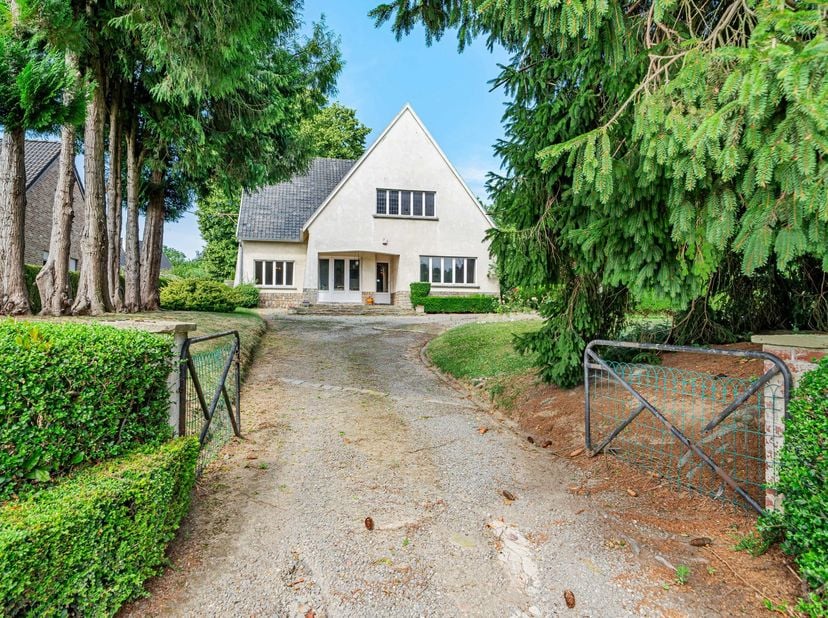 Hartslag voor dit prachtige pand volledig te renoveren op een terrein van iets meer dan 14 are in Ophain - Braine-l'Alleud. Gebouwd op één niveau in d
