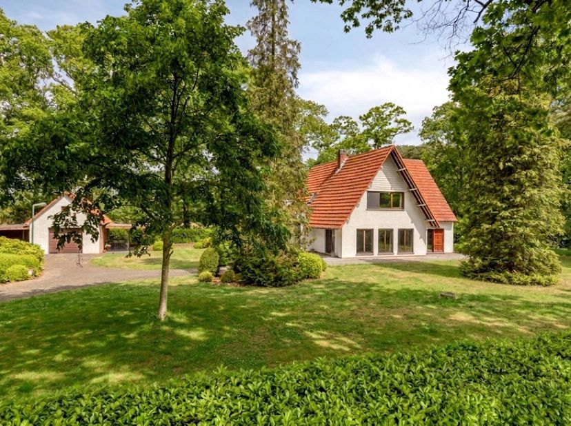 Gelegen in het groene Pulderbos met een goede bereikbaarheid naar centrum en E34.<br />
PERCEEL<br />
Breedte aan de straat van ca 99m.<br />
Deels bo