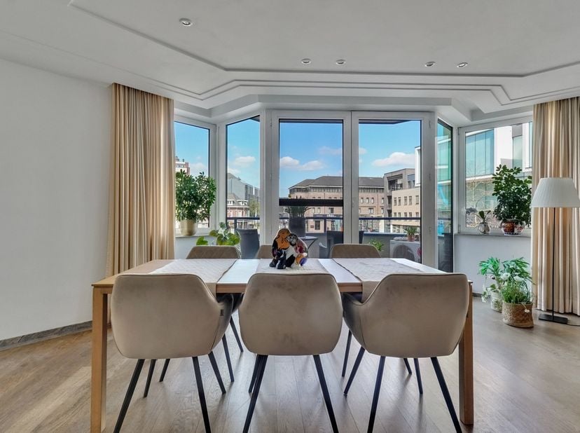 Luxe 2- slaapkamerappartement – 2 terrassen – 2 badkamers<br />
<br />
Aan de Molenpoort 6 bus 3 te Hasselt vinden we dit prachtige, ruime Luxe 2-slaa