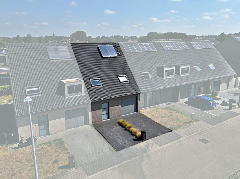 Recente en hoogwaardig afgewerkte woning met 3 slaapkamers en inpandige garage<br />
<br />