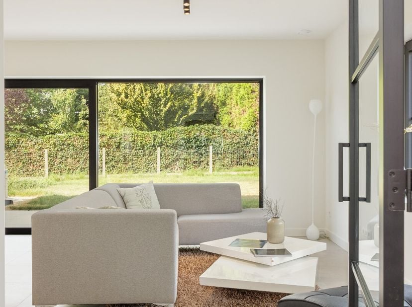 ndeling:Deze tijdloze nieuwbouwwoning maakt deel uit van het woonproject Winhof in Mollem (Asse). Met een praktische ruime berging die zowel vanuit de