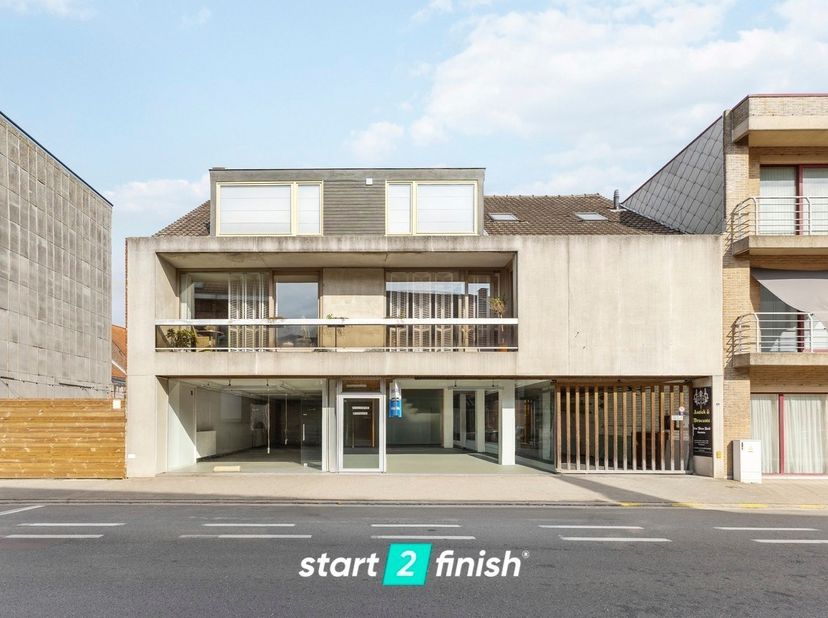 Dit appartement met grote comfortabele en praktische woonruimte is gelegen in een rustige omgeving dicht bij centrum Meulebeke (Tielt). <br />
<br />