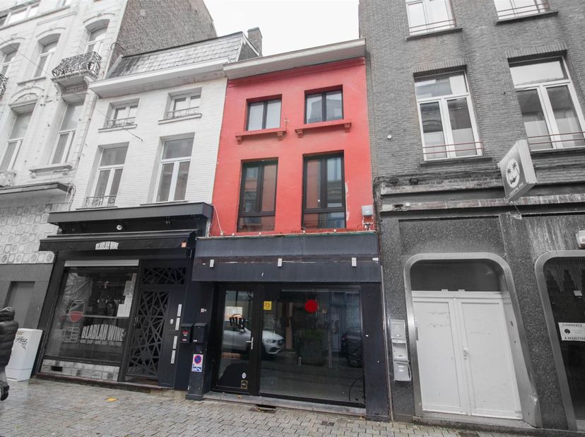 Belle surface commerciale en bon état et idéalement située en plein centre-ville, à proximité de Rive-Gauche. Elle comprend au RDC : un petit sas d'en
