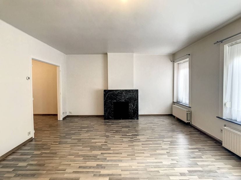 Instapklaar appartement te huur gelegen op een centrale ligging in het stadscentrum van Kortrijk met 2 slaapkamers.<br />
<br />
Indeling:<br />
<br /