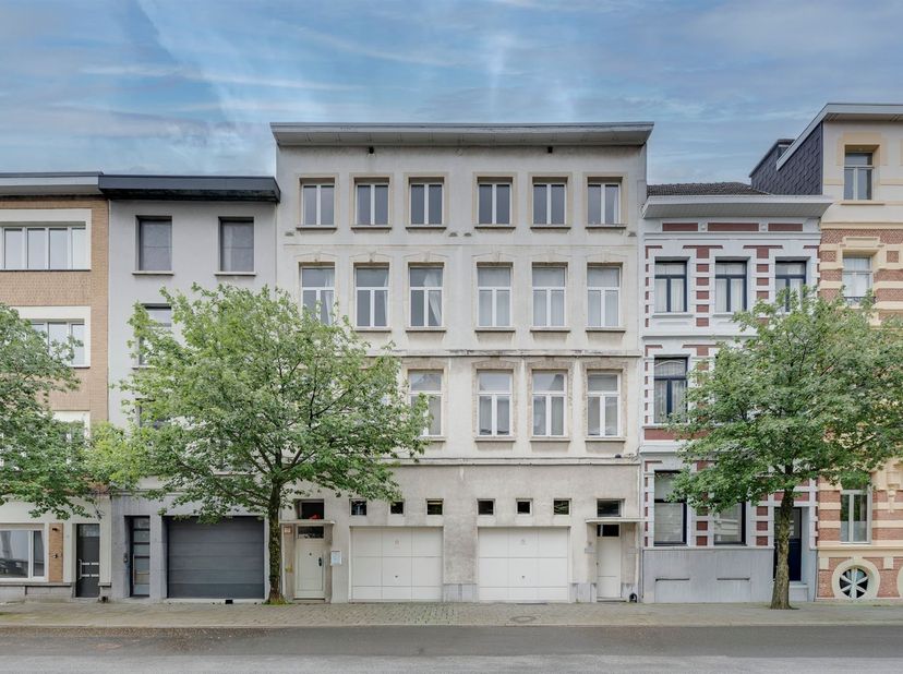 Unieke opportuniteit op het Antwerpse Zuid : polyvalent gebouw met een bruikbare oppervlakte van ca 590 m² aan de Marnixplaats. Het perceel is ca 300