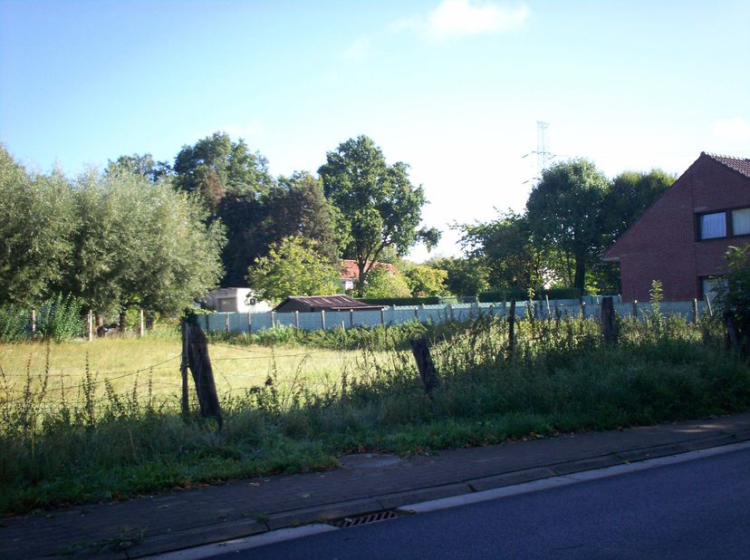 bouwgrond voor ruime open bebouwing met zicht op achterliggende landbouwgrond<br />
gelegen in rustige omgeving, <br />
openbaar vervoer op 100 m, rin