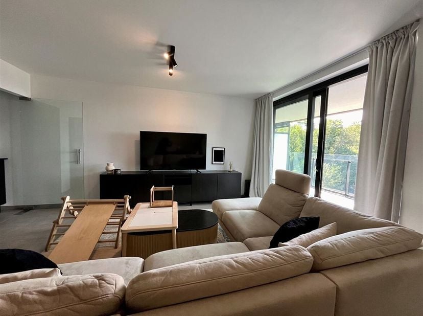Modern en goed gelegen appartement met 2 slaapkamers en overdekt terras!<br />
Ligging: Centraal gelegen. Dicht bij winkels, restaurants, stadscentrum