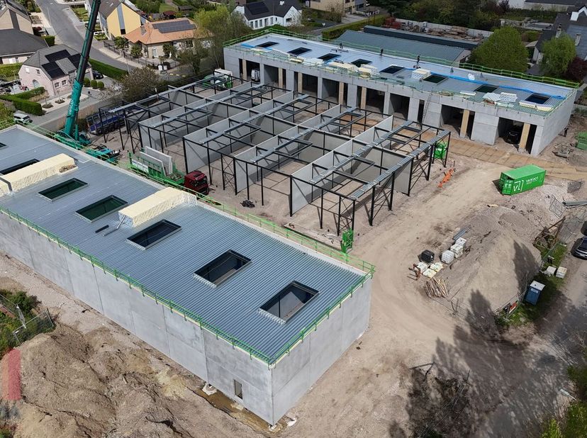 Kwaliteitsvolle nieuwbouw KMO-unit met een oppervlakte van 150 m² en 1 privatieve parkeerplaats te huur. De unit maakt deel uit van een nieuw KMO-proj