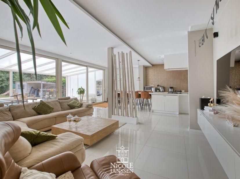 Ontdek deze degelijk gebouwde, moderne gezinswoning met vier slaapkamers, een praktijkruimte en een gezellige tuin met ingebouwd zwembad. Dankzij het