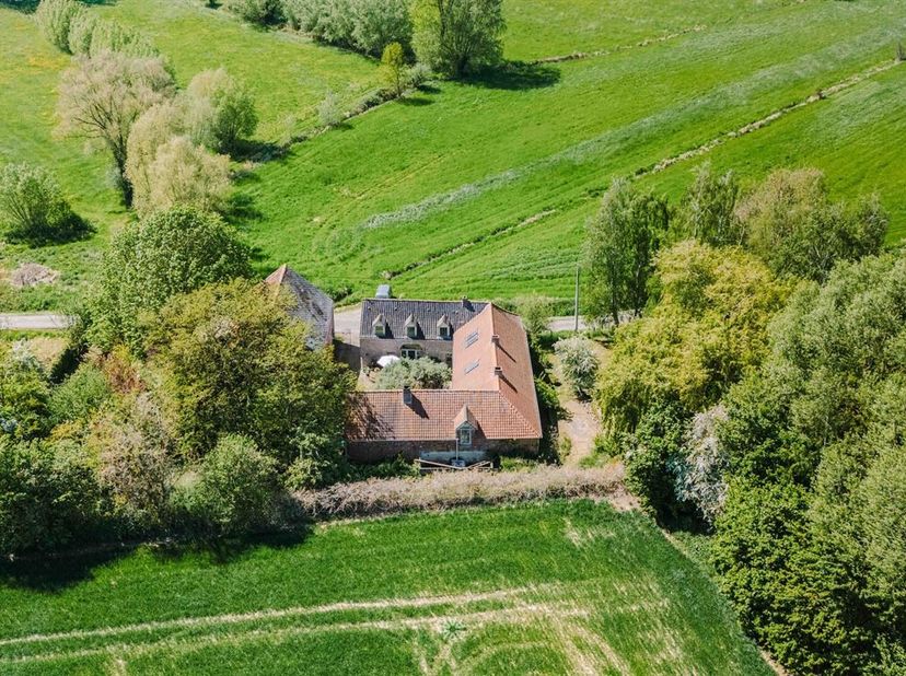 FLOBECQ | Authentieke hoevewoning met atelier en schuur<br />
Bent u op zoek naar een karaktervolle hoevewoning op een uitzonderlijke locatie?  Dan is