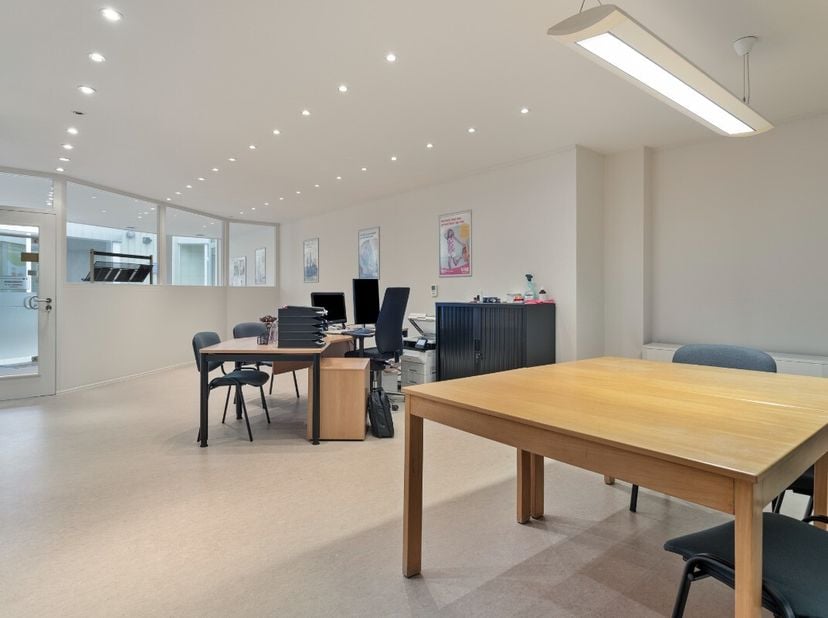 Vous recherchez votre propre bureau ? Ce bureau (85 m²) offre l'environnement idéal pour diverses activités professionnelles. Atouts Situation central