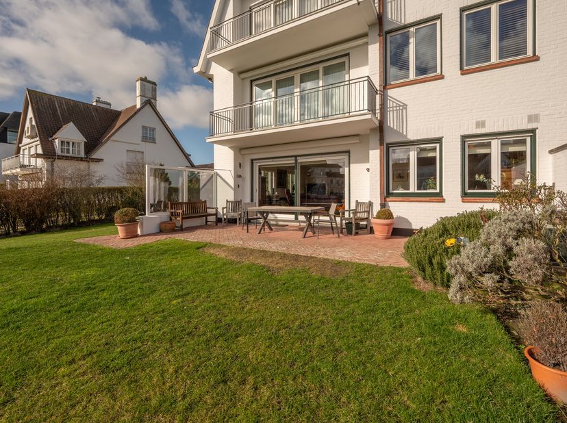 EXCLUSIEF TE KOOP:&amp;nbsp;Zeldzaam hoek-tuinappartement, gelegen in een prestigieuze villaresidentie ter hoogte van de Wandeldijk, op slechts enkele sta