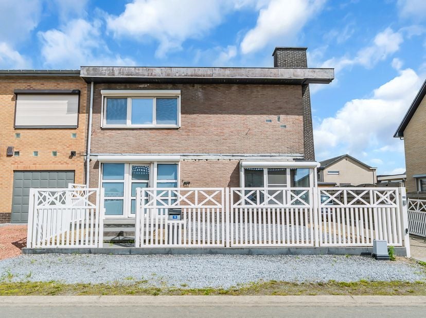 Ruime gezinswoning met 3 slaapkamers, garage, grote zolder en volledig omheinde tuin<br />
Bent u op zoek naar een ruime woning met veel lichtinval en