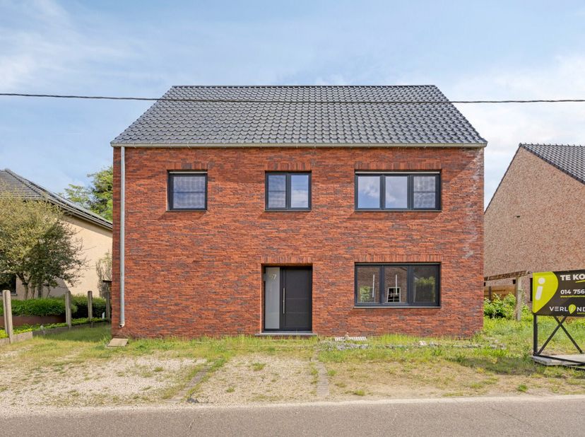 Deze ruime woning in Balen is gunstig gelegen vlak bij het centrum, het kanaal en de verbindingswegen richting autosnelweg in Ham. Een ideale ligging
