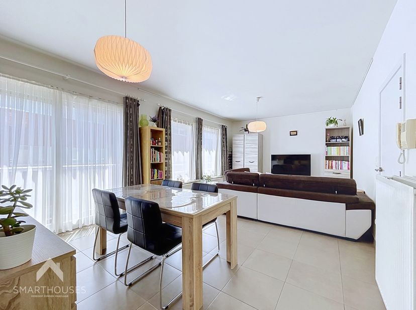 Instapklaar appartement, ideaal gelegen in het centrum van Waregem. Winkels, scholen, station en het groene Park Baron Casier bevinden zich op 5 min s