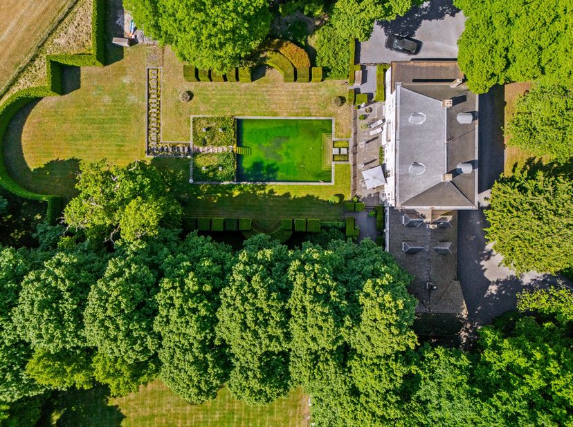 Magnifique maison de campagne datant de 1812 située sur le domaine de Bergenhof d'environ 2,9 hectares avec notamment un parc, un étang de baignade, u
