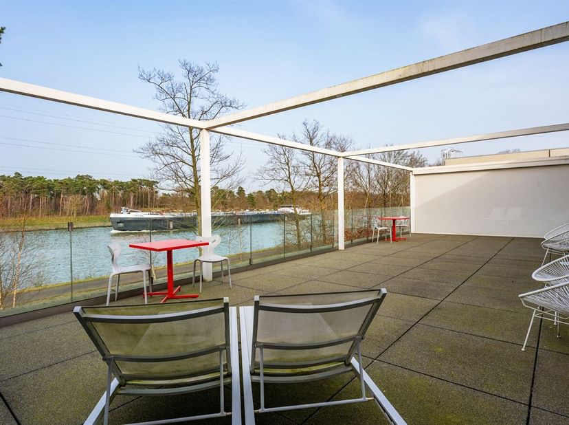 Exclusieve energiezuinige loft met 4 slaapkamers op toplocatie aan water en natuur.<br />
Exclusieve energiezuinige loft van 360 m², ontworpen door ar