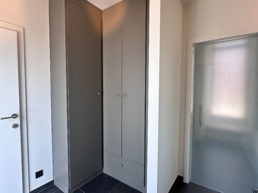 Prachtige recente woning te huur met 3 slpks en ruime tuin in Lommel:Ben je op zoek naar een instapklare, recente woning met een moderne afwerking en