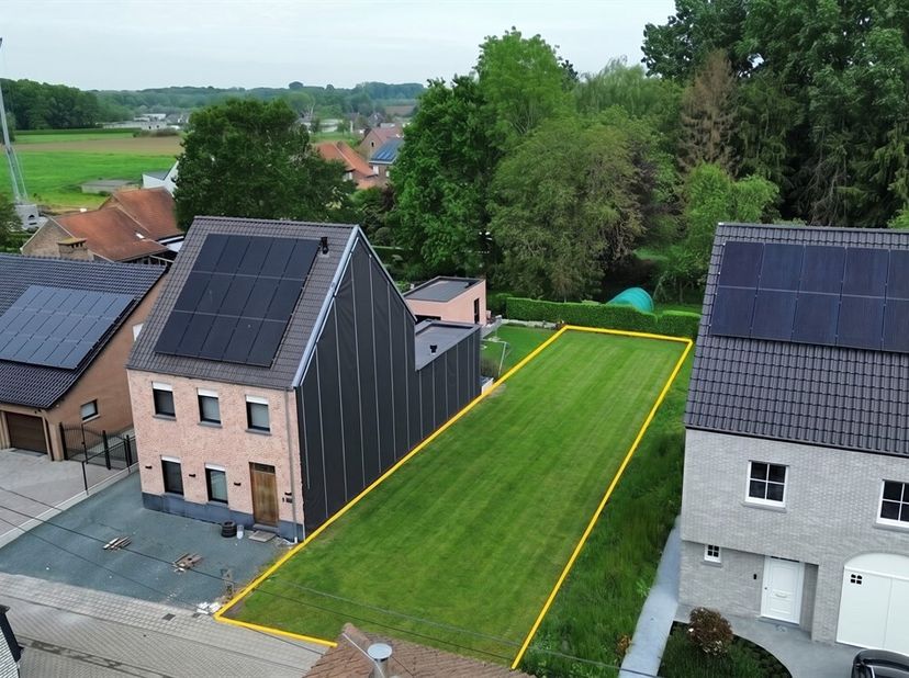 Ontdek deze uitzonderlijke bouwgrond in de Torenstraat te Baardegem  rustig gelegen in een doodlopende straat. De grond biedt een prachtig uitzicht op