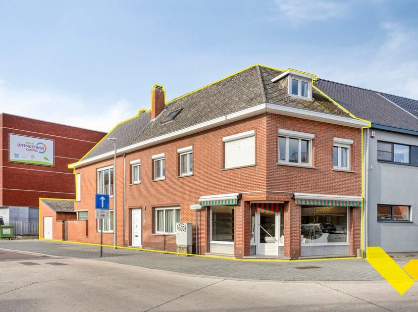 Bekijk ook zeker de 3D virtuele tour en krijg zo nog beter een beeld van wat deze woning u te bieden heeft.<br />
Dit handelspand/woning, gelegen in h