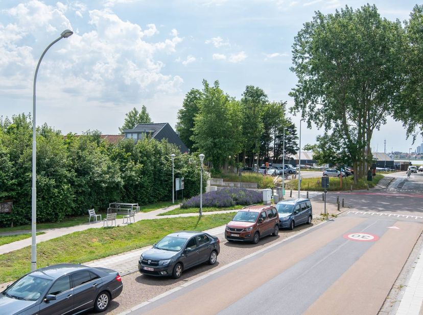 Cet appartement prêt à emménager est situé au premier étage, le long de la Spuikomlaan à Bredene. <br />
<br />
Disposition : <br />
- hall d'entrée<b