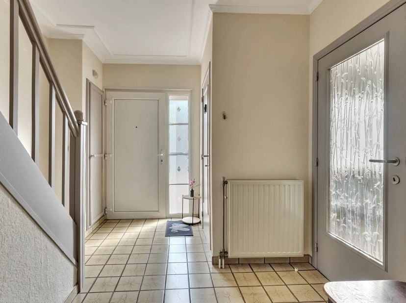 In de Notestraat, op wandelafstand van het centrum van Sint-Truiden, bevindt zich deze instapklare woning.<br />
De woning bestaat uit een hal met gas