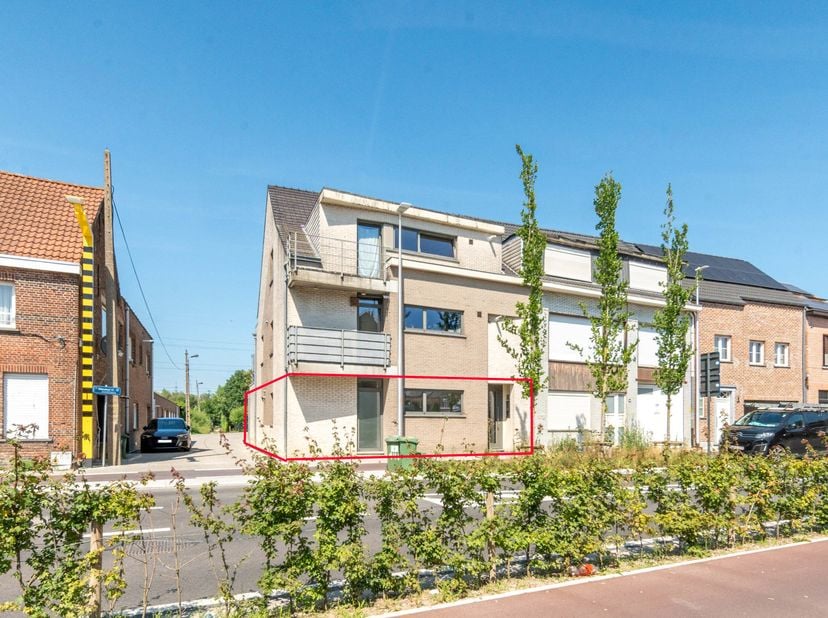 Ruim gelijkvloers appartement met tuin en garage te huur.<br />
Bent u op zoek naar een ruim en comfortabel gelijkvloers appartement? Dit instapklare
