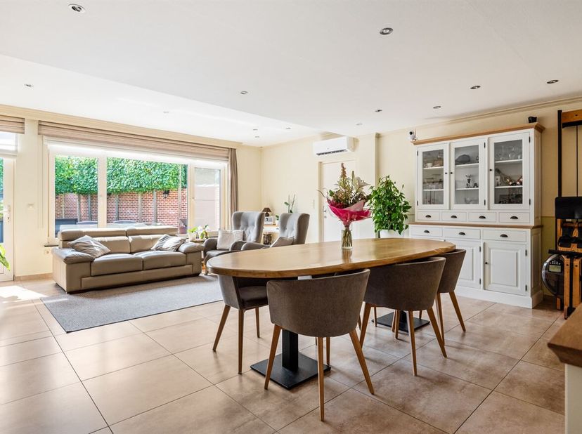 Instapklare gezinswoning met 4 slaapkamers, garage en tuin<br />
Gelijkvloers<br />
Via de inkomhal met gastentoilet betreedt u de woning. Vanuit de i