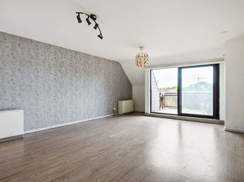Te renoveren appartement met 2 slaapkamers en terras!<br />
Dit appartement is gelegen op de derde verdieping en geniet van een aangename lichtinval.