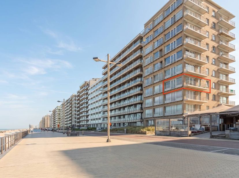 Lichtrijk hoekappartement te koop te Middelkerke, Zeedijk 269, toplocatie. Dit goed gelegen appartement beschikt over 2 slaapkamers en een aangenaam t