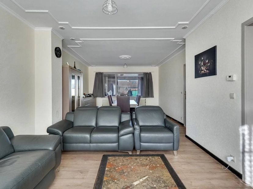 In de Notestraat, op wandelafstand van het centrum van Sint-Truiden, bevindt zich deze instapklare woning.<br />
De woning bestaat uit een hal met gas