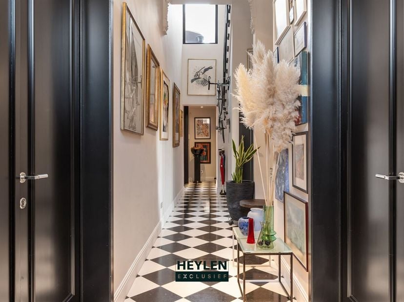 In het charmante dorpscentrum van Meerdonk, langs Meerdonkdorp en de Teerlingstraat, bevindt zich deze uitzonderlijke en uiterst exclusieve eigendom w