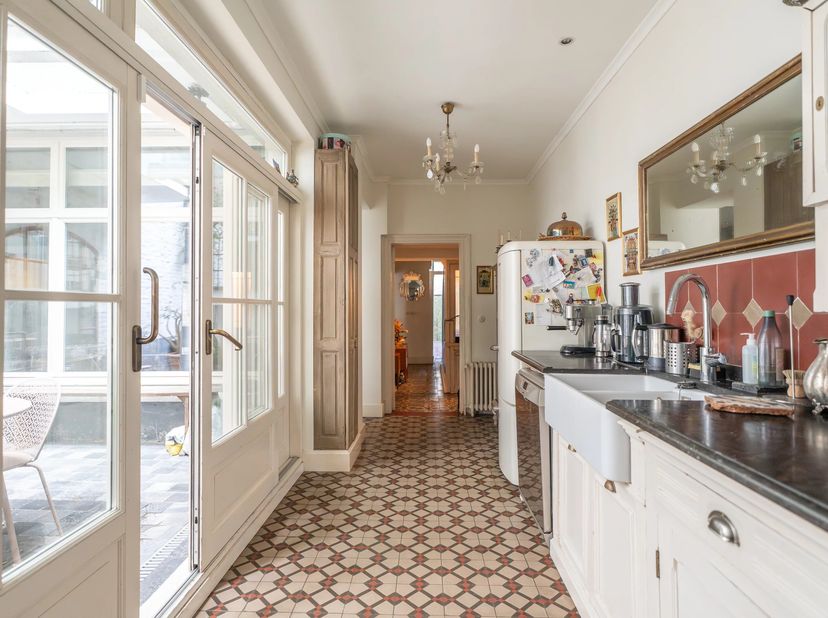 Victoire Junot vous présente, dans le recherché quartier Louise, cette belle maison de ± 300 m² daprès PEB, rénovée en profondeur en 2001, avec une co