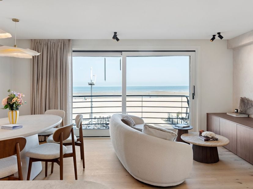 Op het tweede verdiep vinden we dit prachtig gerenoveerd, luxueus appartement met 2 slaapkamers en frontaal zeezicht. Dit appartement is tot in de pun