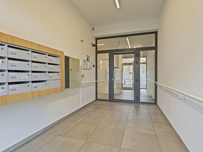 UITSTEKEND GELEGEN, RECENTE, INSTAPKLARE ASSISTENTIEWONING TE GENK<br />
Vlakbij het centrum van Genk, vinden we deze assistentiewoning uit 2014 terug