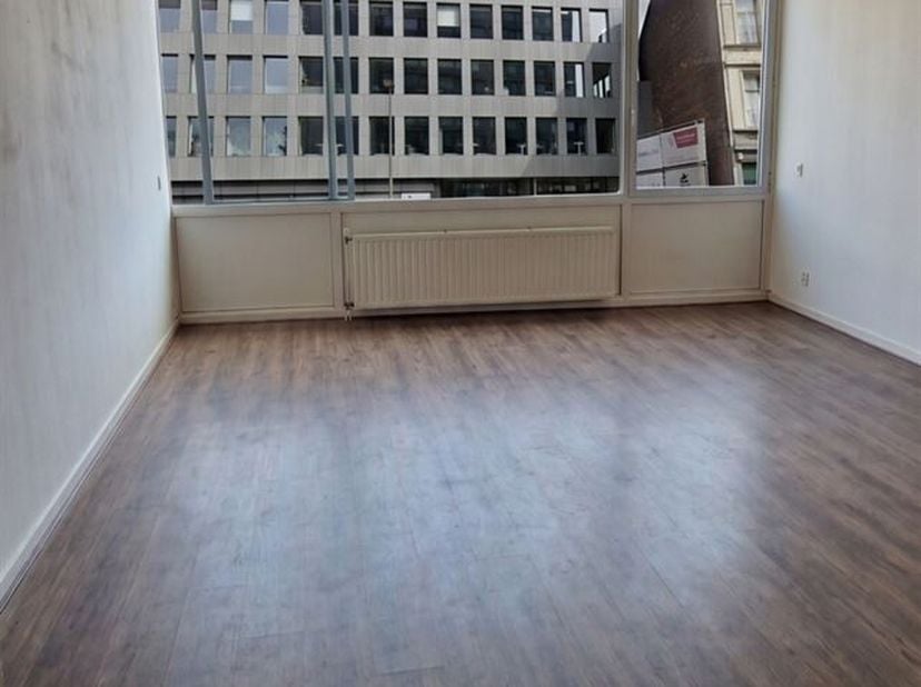 Studio à rafraîchir (35 m²) situé à Klein Antwerpen, près du Stadspark !<br />
Situation :<br />
Ce studio compact et lumineux bénéficie d'un emplacem