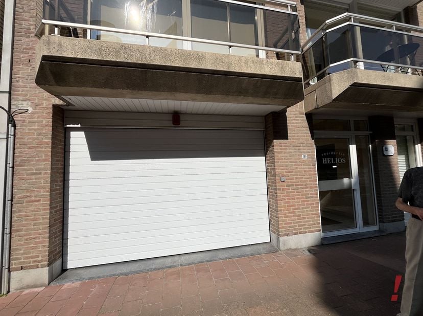 Gesloten garagebox op halve verdieping ondergronds bereikbaar via lichte helling in het gebouw.<br />
Vooraan is een centrale sectionale poort. Autom