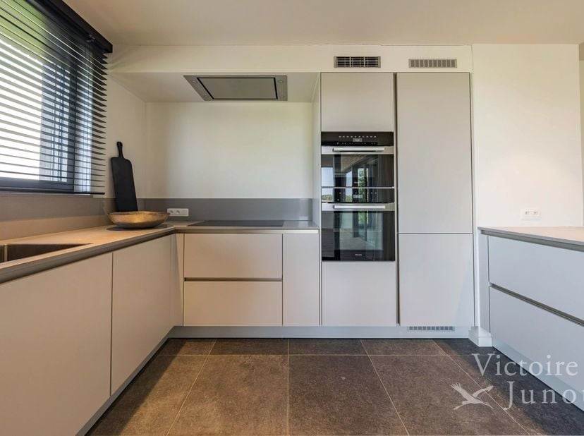 Prachtig appartement van 130 m² en terras van 20 m² op een unieke ligging naast de golf van Sterrebeek. Indeling: ruime living van 52 m², volledig uit