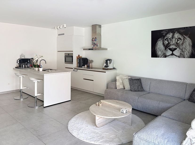 Prachtig nieuwbouwappartement op de 1ste verdieping van klein gebouw in het centrum van Merchtem.<br />
Het appartement bestaat uit een ruime inkomhal