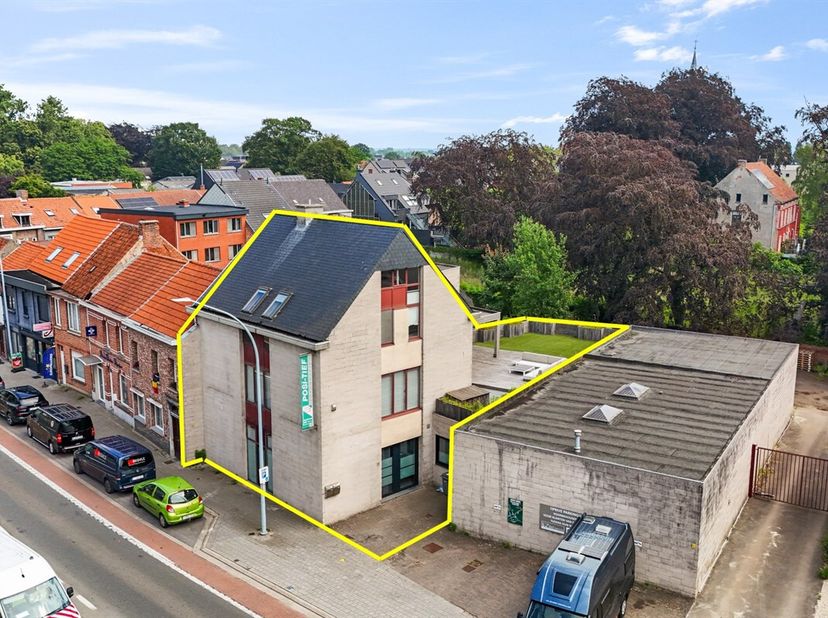 Uniek gebouw (Kangoeroewoning) bestaande uit 2 ruime appartementen, inpandige garage van 70m² en een opportuniteit voor een zelfstandige activiteit.<b