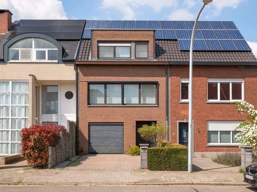 We treffen deze woning op een grond van maar liefst 1018m². Zeer centraal gelegen tussen de 2 dorpcentrums van Hove en Boechout. Doch gelegen in een r