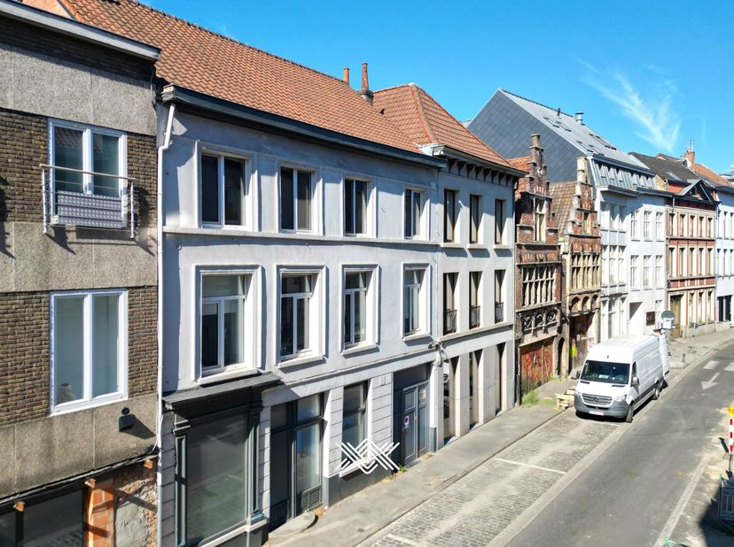 Dit ruime appartement werd opgesplitst in twee instapklare duplexappartementen met telkens een woonruimte met een open keuken, een geïnstalleerde badk