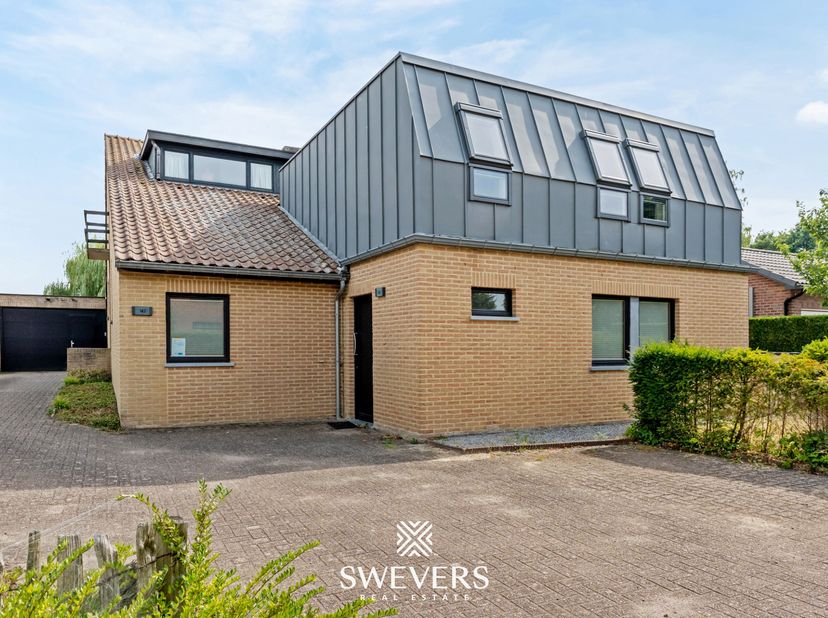 Voor meer info en foto’s, surf naar www.swevers.be – Ontdek deze uitzonderlijk ruime kangoeroewoning op een perceel van 19a 67ca in het gegeerde Kurin